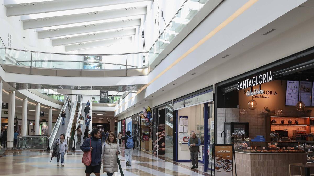Interior del Centro Comercial Los Prados