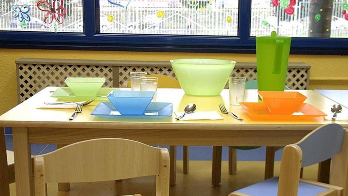 Una mesa preparada en un comedor infantil