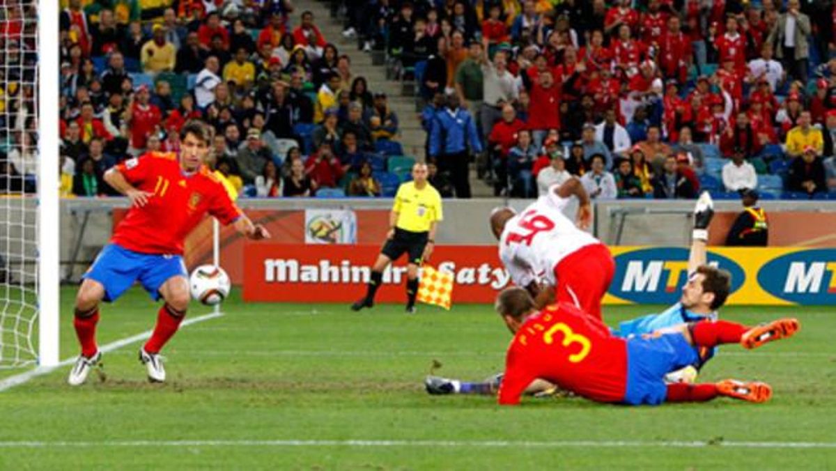 LA SORPRESA D’ESPANYA - La campiona d’Europa va començar el torneig controlant el partit, però va patir una derrota inesperada davant Suïssa (0-1).