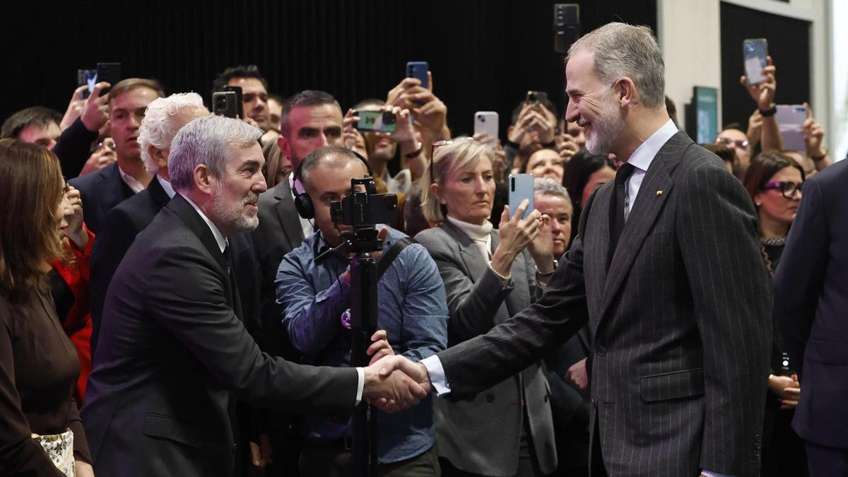 El presidente canario, Fernando Clavijo, saluda al Rey durante su visita a Fitur.