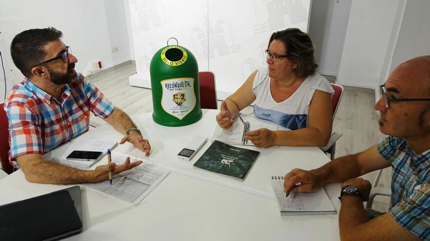 La edil Folgueras con técnicos de la campaña de reciclaje.