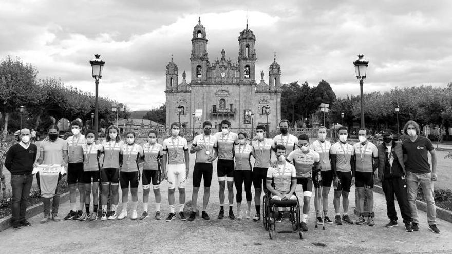 Foto de familia de los diferentes campeones. |  // QUADRA PRODUCIÓNS