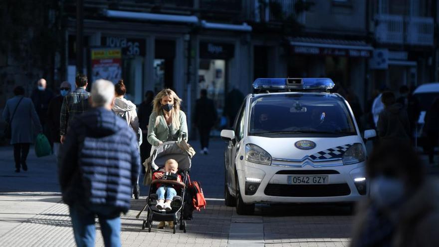 Un coche de la Policía Local patrulla por Pontevedra.