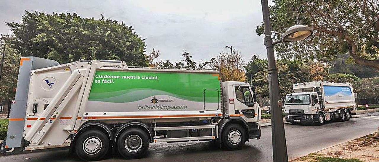 Camiones de basura en una céntrica calle de Orihuela. | TONY SEVILLA