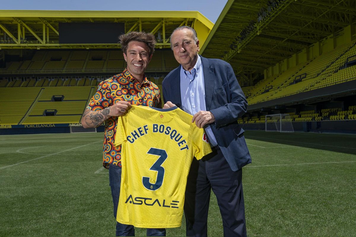 El presidente del Villarreal CF, Fernando Roig, ha presentado la campaña de abonos 2025/26 junto al Chef Bosquet.