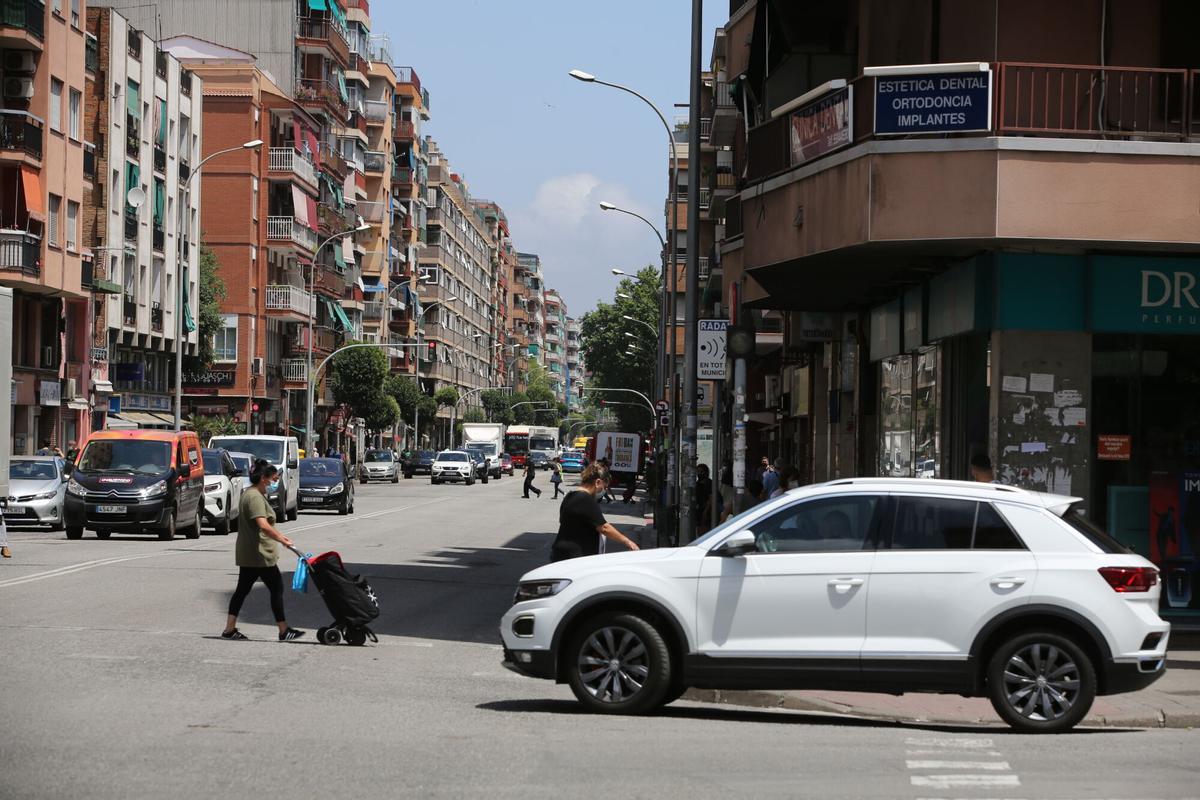 Uno de los extremos de la avenida Alfons XIII de Badalona
