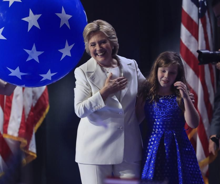 La exsecretaria de Estado Hillary Clinton aceptó hoy ser la nominada demócrata para convertirse en la primera mujer presidenta de Estados Unidos como colofón de la convención que se celebra estos días en Filadelfia.