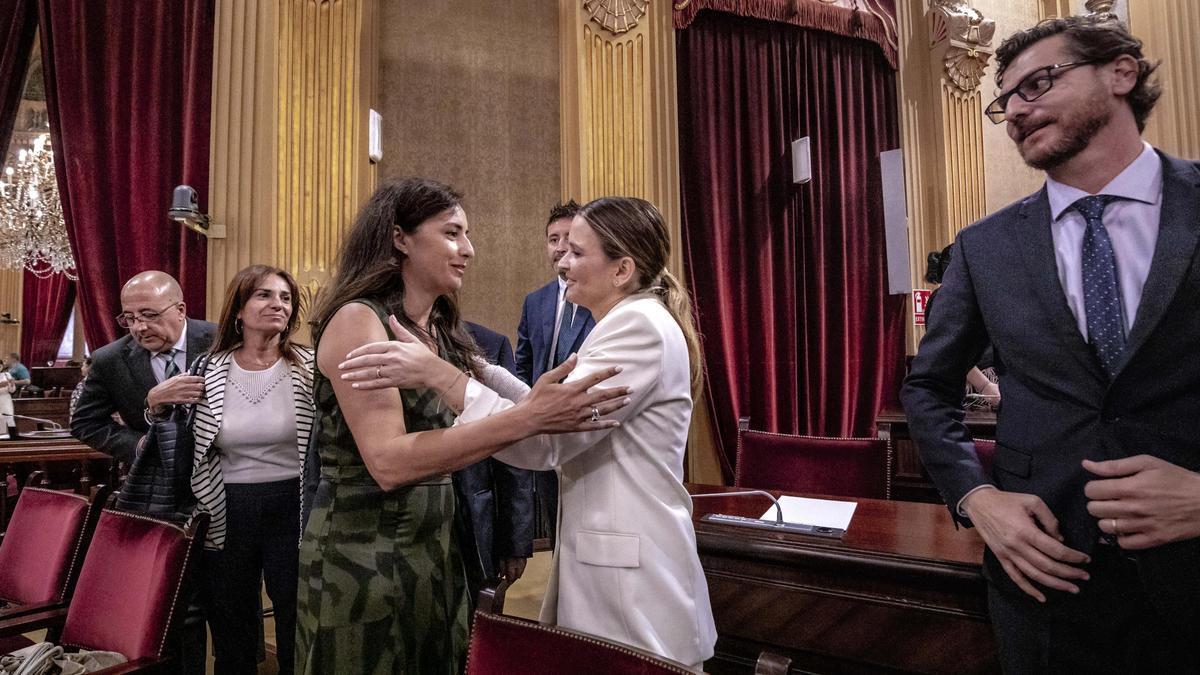 Idoia Ribas, portavoz de Vox en el Parlament, junto a Marga Prohens.