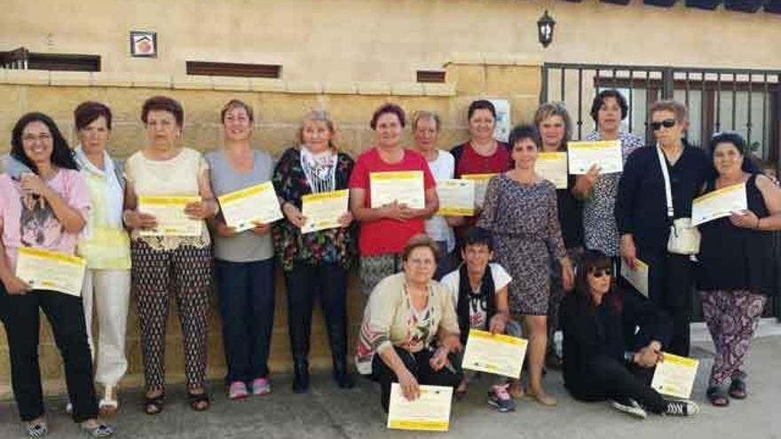 El grupo de participantes en el curso de técnicos de animación de personas mayores organizado en Barcial.