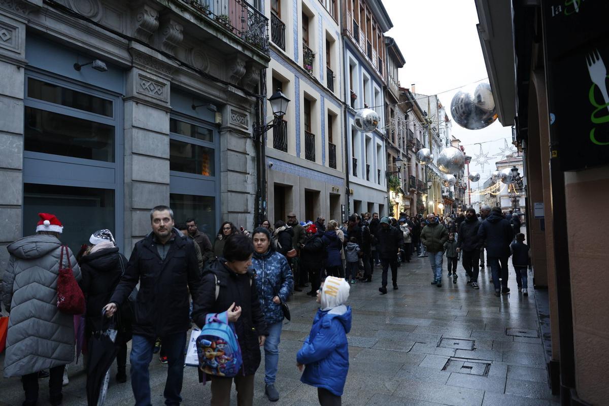 Papá Noel recibe a los niños en el Ayuntamiento de Oviedo tras suspenderse la Cabalgata