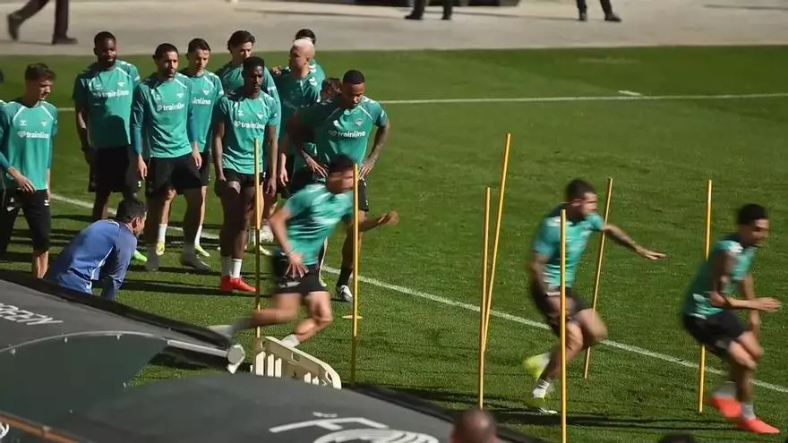 Más de 25.000 béticos en el entrenamiento previo al primer derbi oficial en La Cartuja
