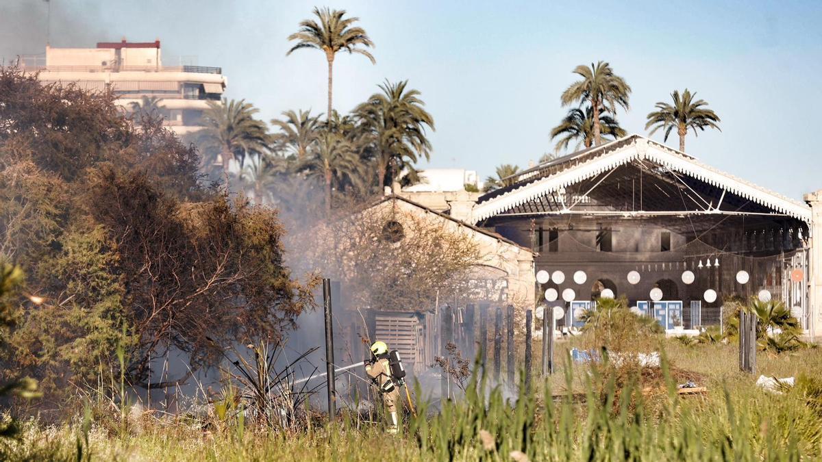 Incendio en una chabola detrás de Casa Mediterráneo en Alicante