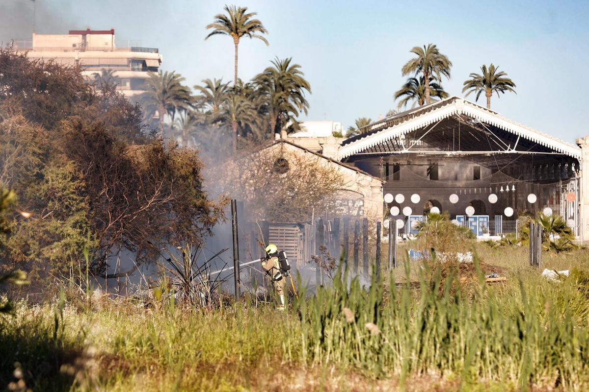 Los bomberos apagan el incendio del refugio detrás de Casa Mediterráneo en Alicante Los bomberos apagan el incendio del refugio detrás de Casa Mediterráneo en Alicante