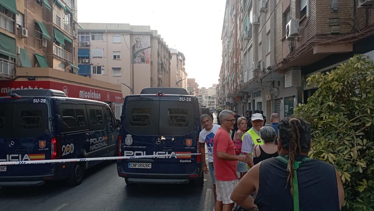 Cortada la calle La Unión por un desahucio de dos pensionistas.