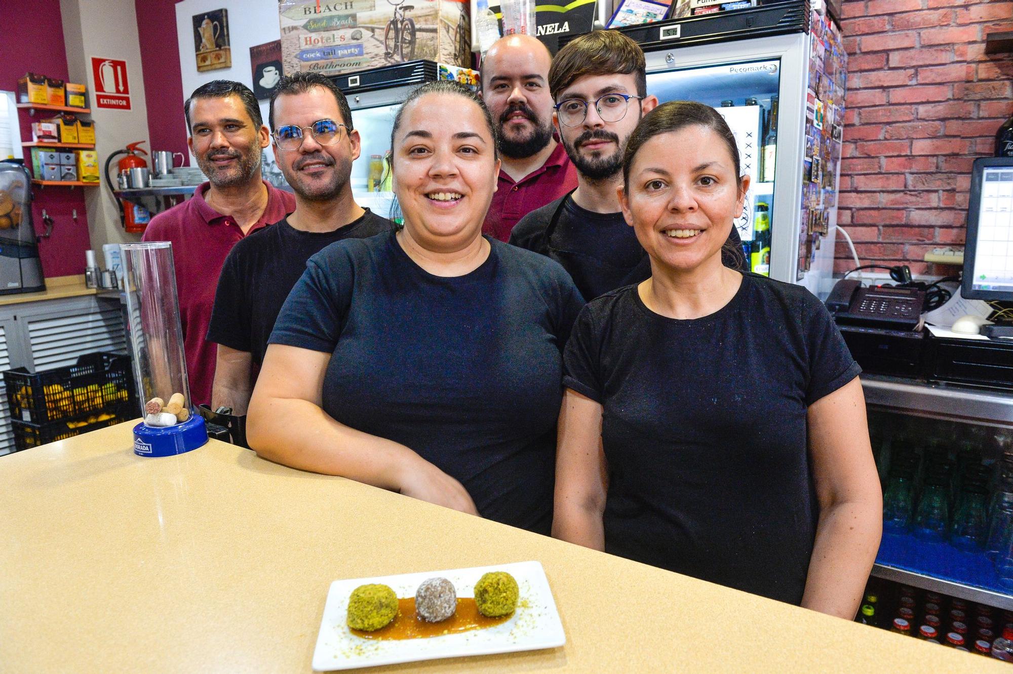 La plantilla de la cafetería La Canela, integrada por Macarena, Roberto, Lourdes, Agustín, Emilio, Alejandro, frente a las bolitas de plátano y dátiles y de gofio, pistacho y mango.