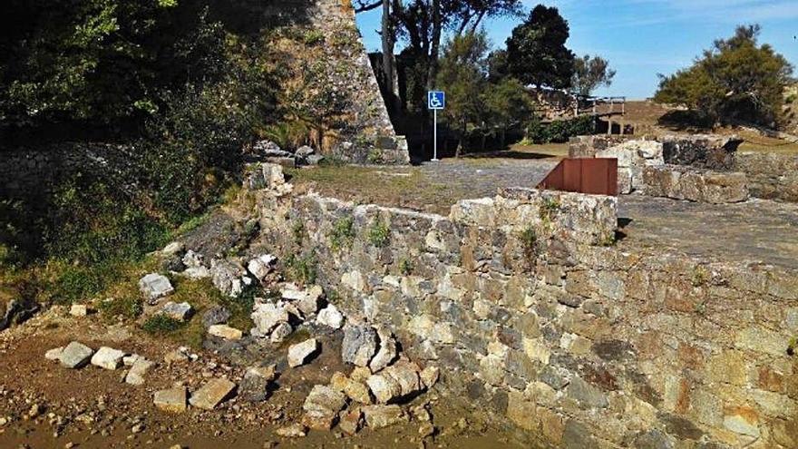 Daños en un muro del castillo de Santa Cruz.