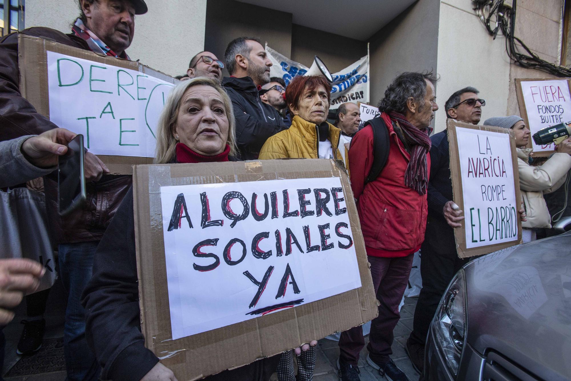 Tensión en Alicante por el desahucio a una pensionista en una vivienda propiedad de un fondo buitre