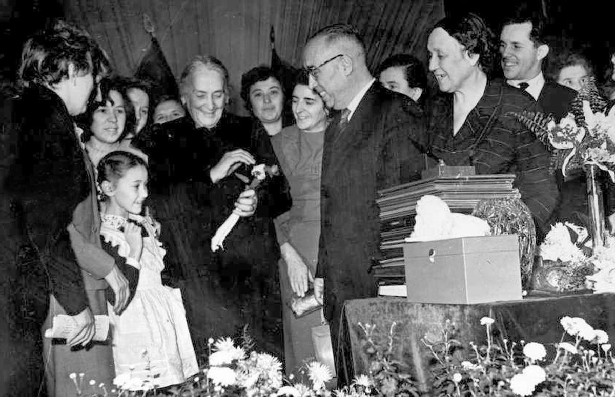Homenaje a Juan Planelles en su 60 aniversario, con el científico entre Dolores Ibárruri y Juliya Solovieva, su principal ayudante del laboratorio.