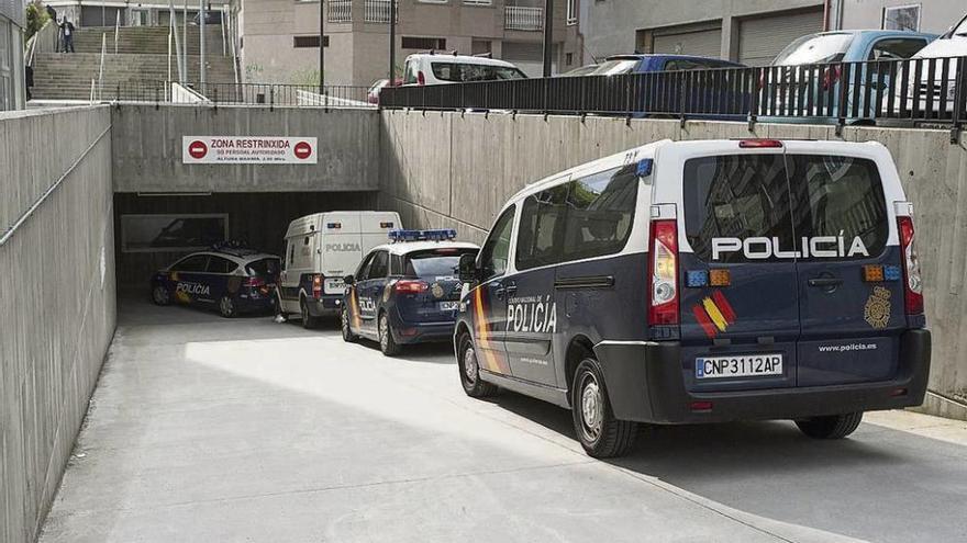 Coches policiales escoltan a los detenidos para evitar posibles incidentes en los juzgados.