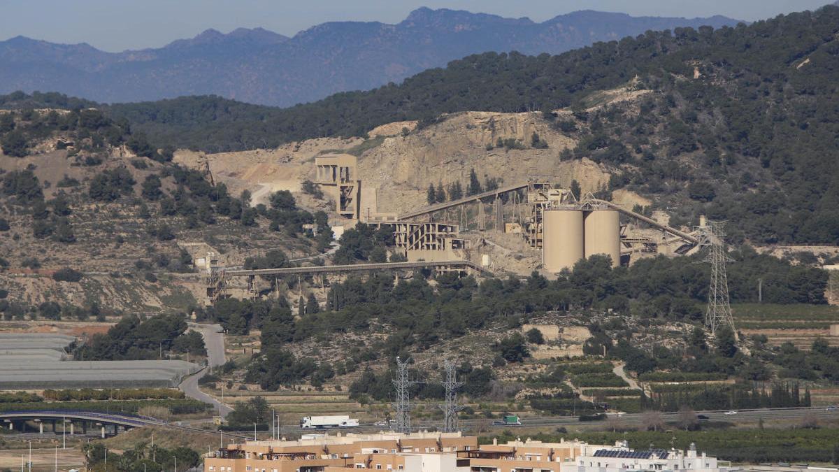 Cantera que explota Lafrage en Sagunt.