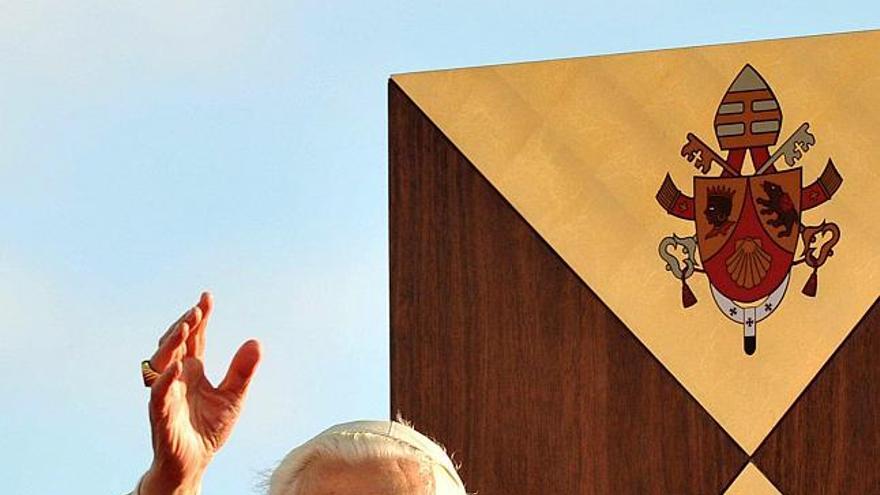 El papa Benedicto XVI saluda a los asistentes a su llegada a Barangaroo en su primera aparición pública tras su llegada a Sydney (Australia) hoy jueves 17 de julio. El Pontífice, que se encuentra en Australia para participar en los actos programados por el Día Mundial de la Juventud, rogó al gobierno australiano que pida disculpas a la población indígena australiana por las injusticias sufridas en el pasado. EFE/Paul Miller