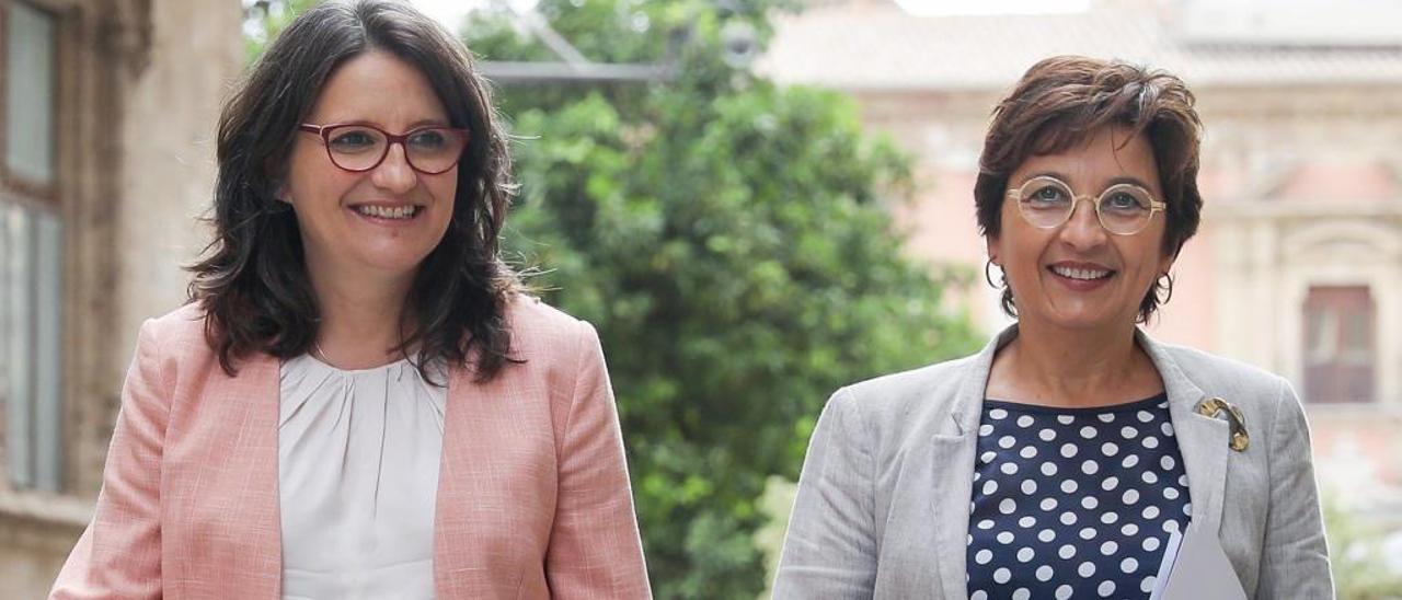 Mónica Oltra y Blanca Marín tras el pleno del Consell celebrado ayer en València.