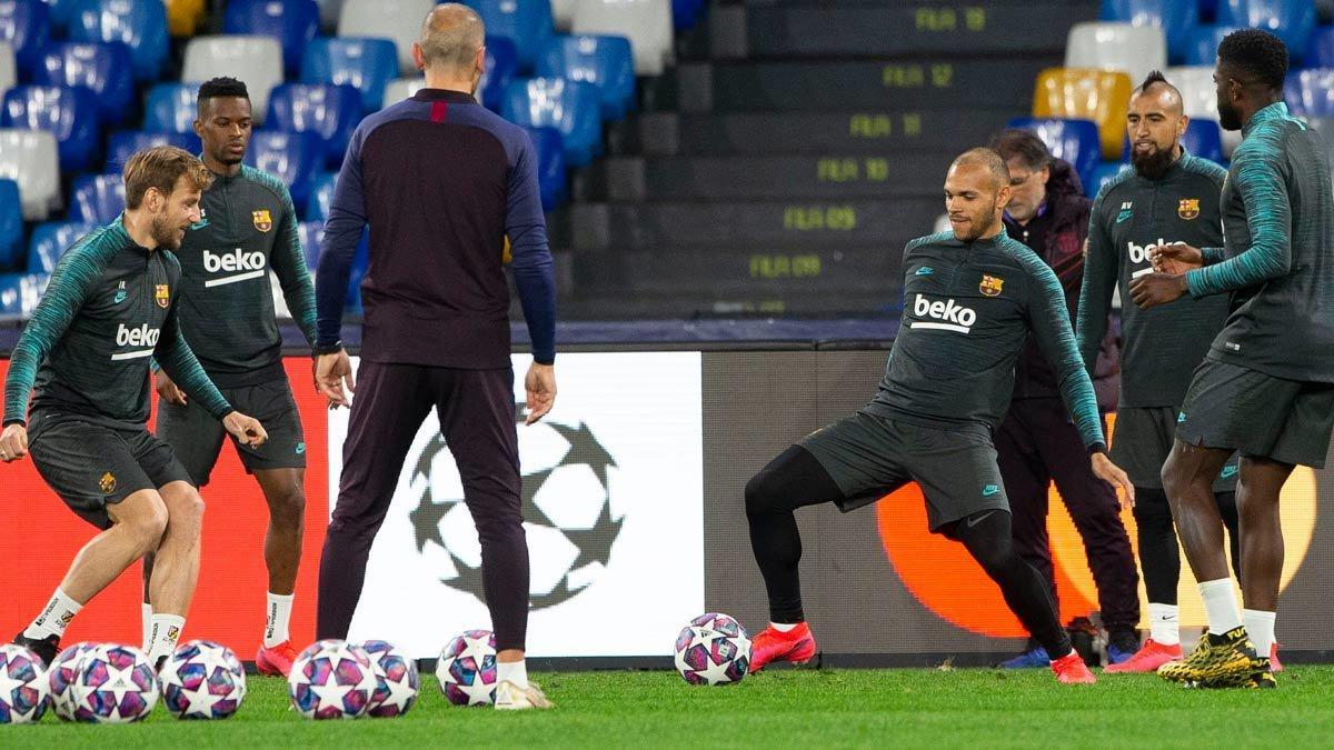 Braithwaite, en el centro del rondo del FC Barcelona en el entrenamiento previo al partido contra el Nápoles