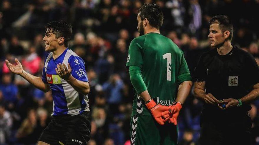 El Castellón cede ante un Hércules resolutivo desde los once metros (1-2)