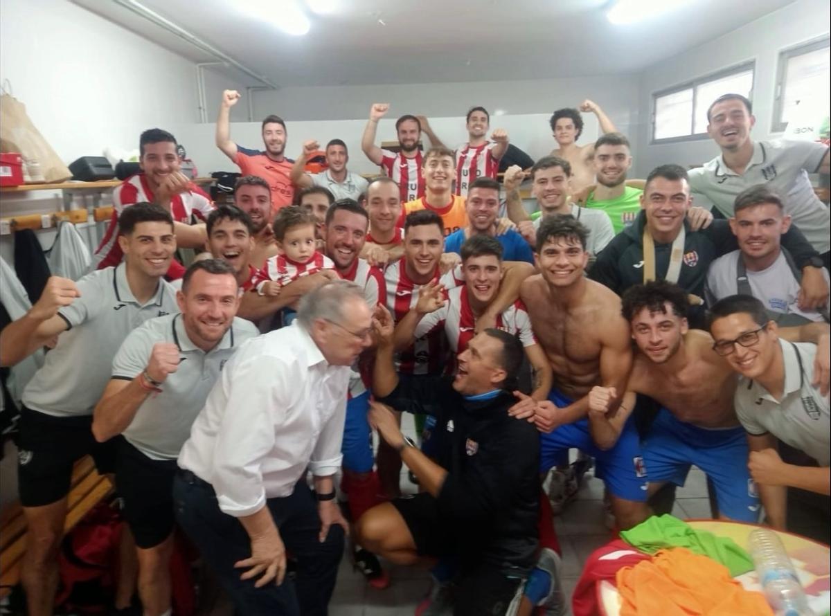Celebración de la victoria por parte del onda tras remontar un 0-2 ante el Burriana.