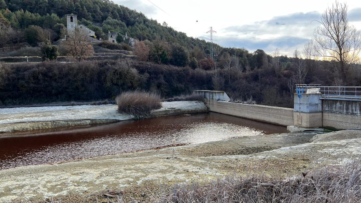 Embassament d'aigua que abastia Castellcir, ara inservible pel baix nivell de l'aigua i la poca qualitat