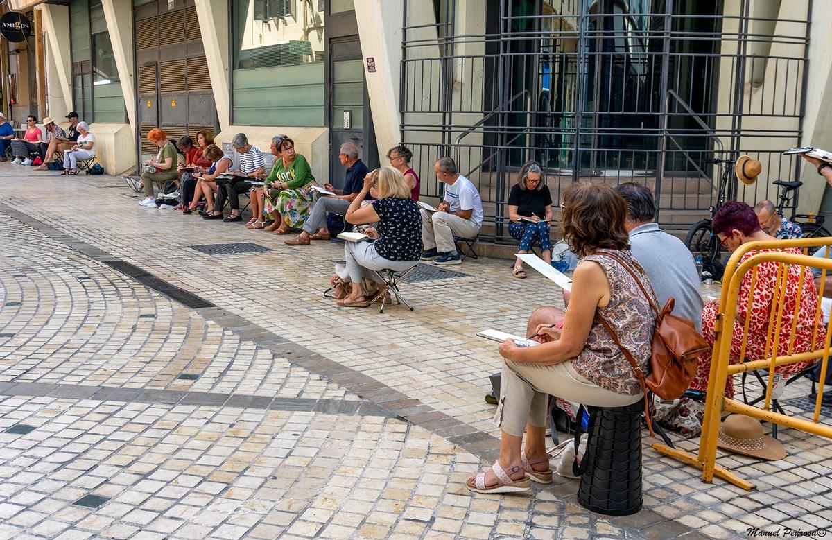 Miembros del Grupo J11 plena de jornada de dibujo en calle Bolsa.