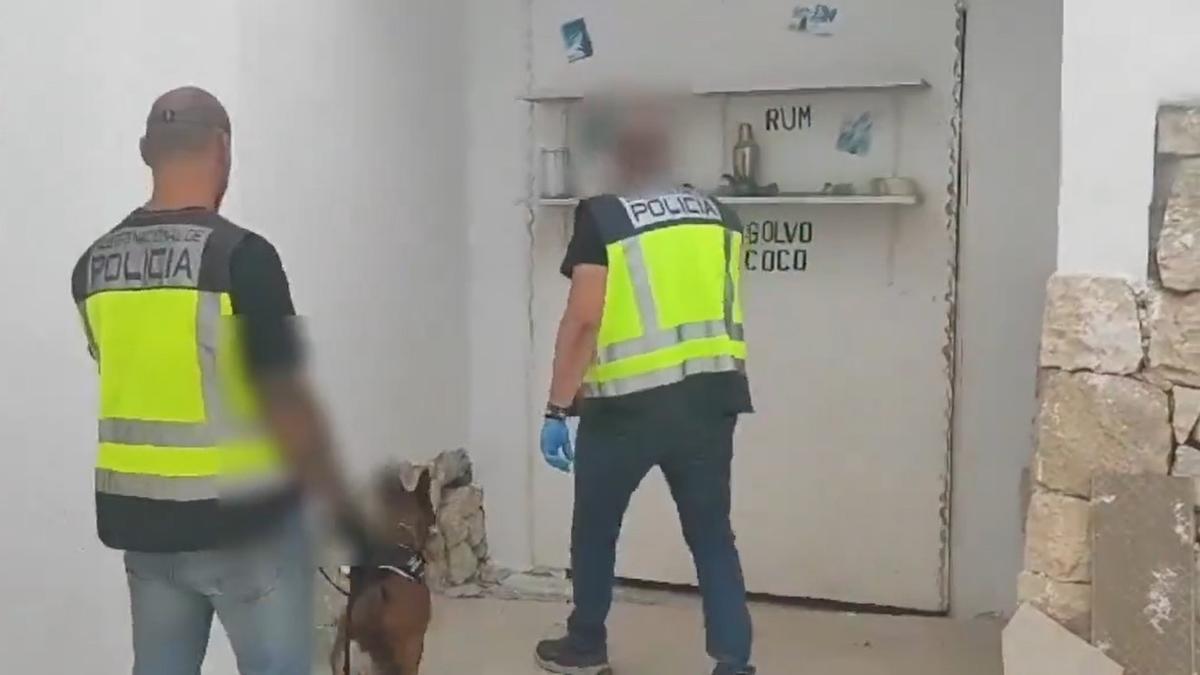La Policía desmantela un laboratorio de drogas de diseño oculto en un zulo de una vivienda de Alicante.