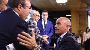 El presidente de la RFEF, Luis Rubiales, saluda al ministro Miquel Iceta en presencia del presidente del CSD, José Manuel Franco, en un acto reciente.