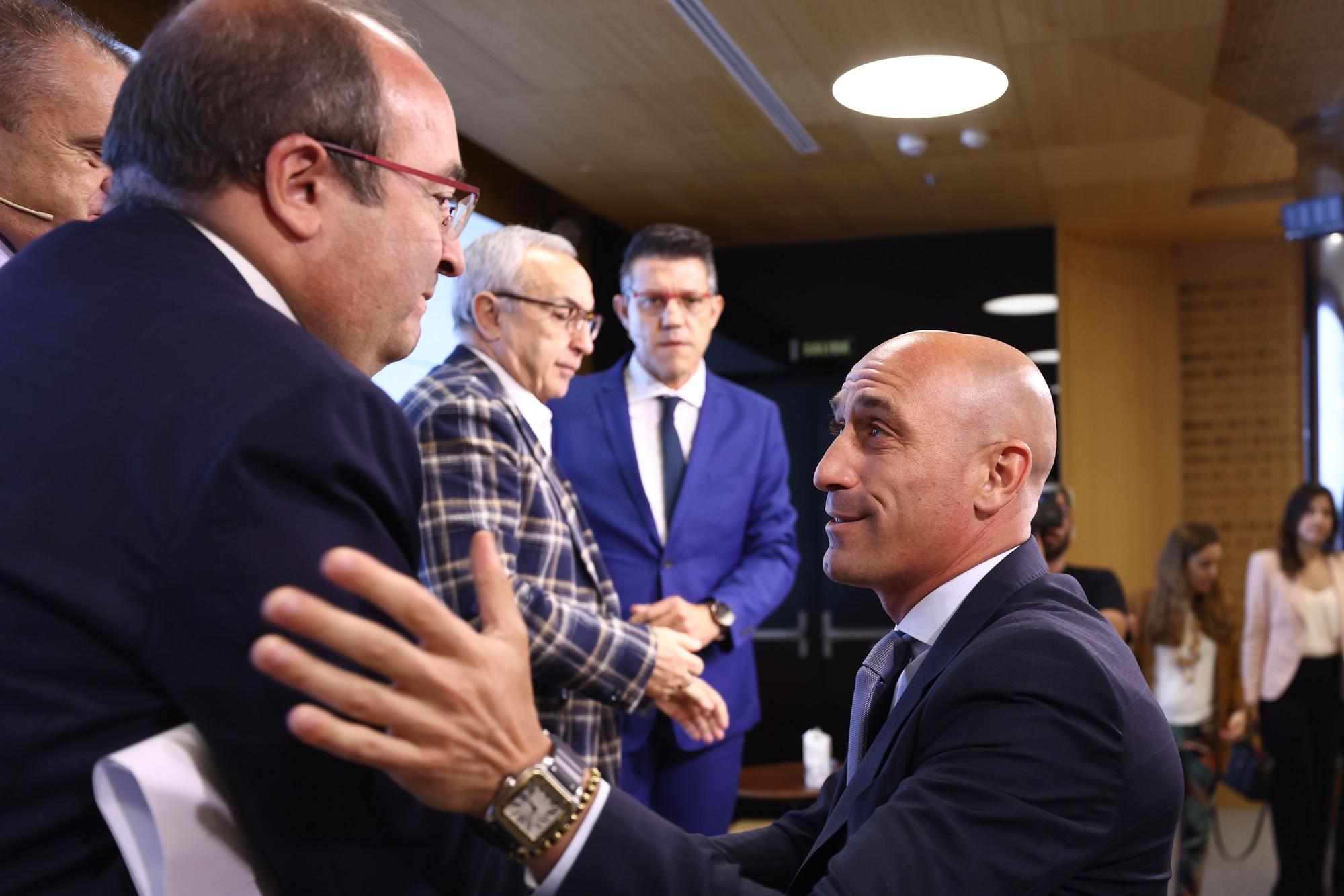 El presidente de la RFEF, Luis Rubiales, saluda al ministro Miquel Iceta en presencia del presidente del CSD, José Manuel Franco, en un acto reciente.