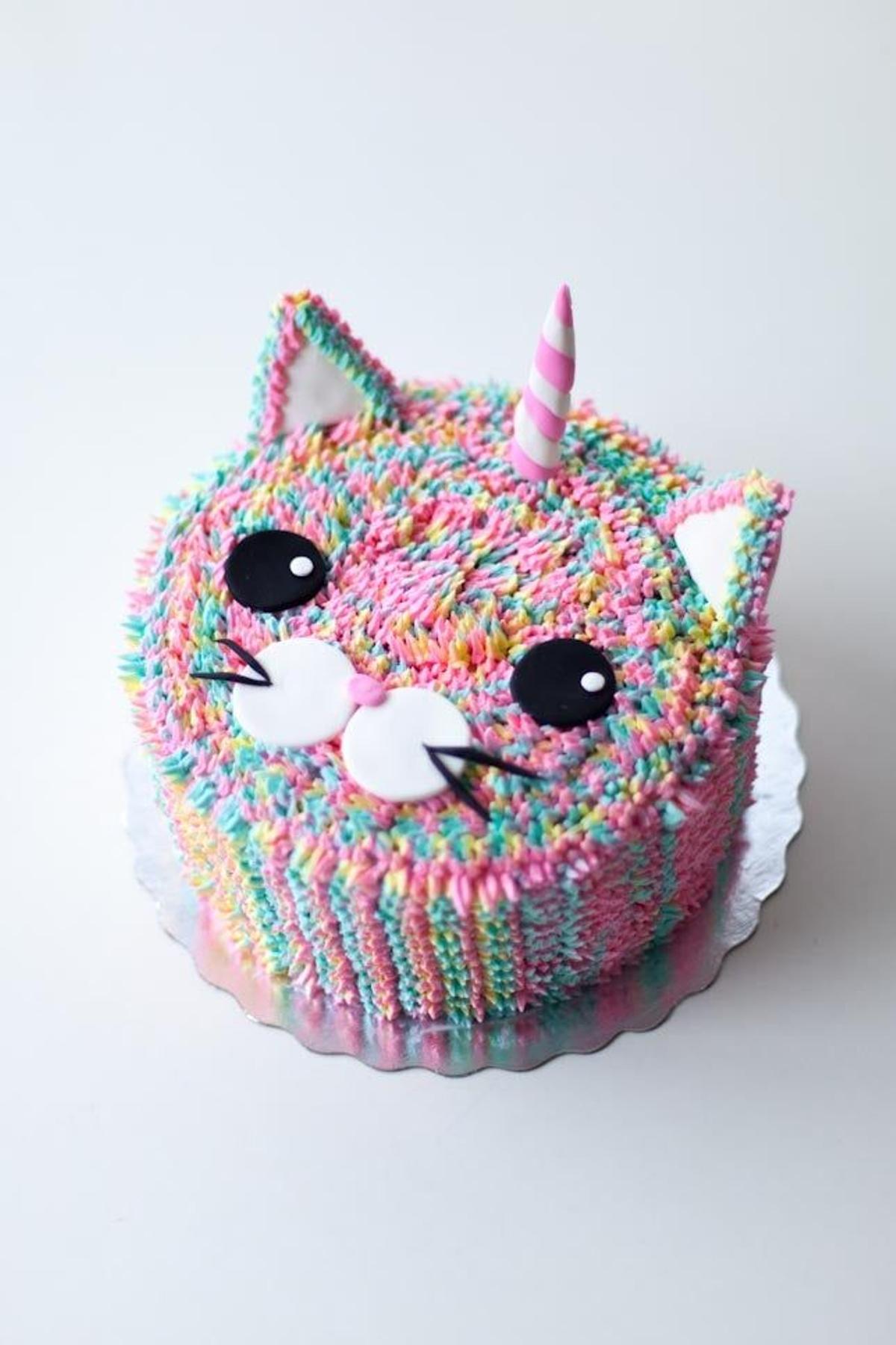 Tarta de gatocornio de colores