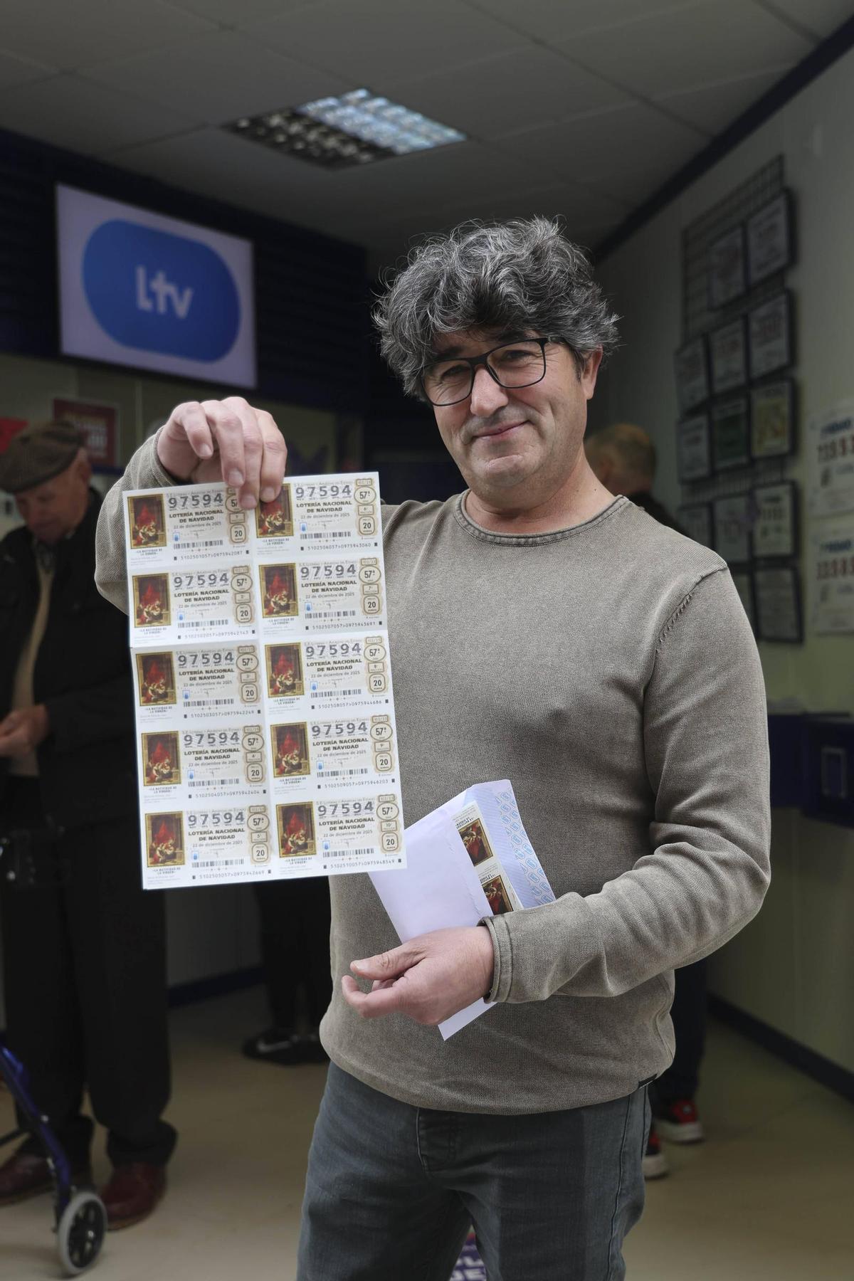 Miguel, con los décimos que compró en Paiporta.