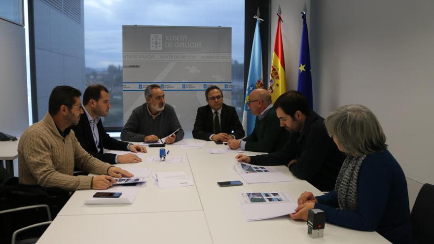 Reunión de Miguel Pérez Dubois y José Manuel Cores Tourís con responsables de los concellos. / FdV