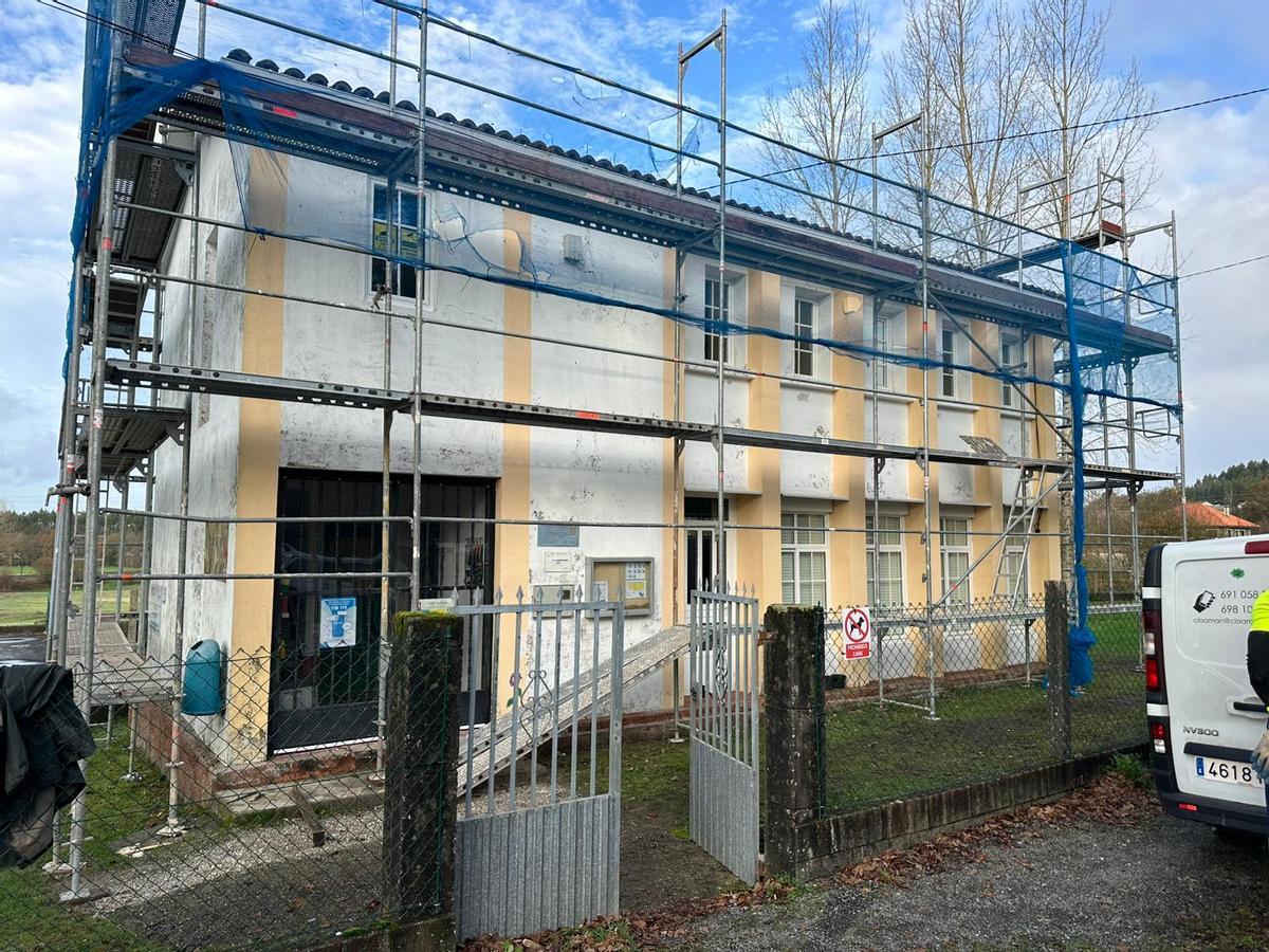 Obras para renovar la cubierta de la escuela unitaria de Vilacide, en Oroso
