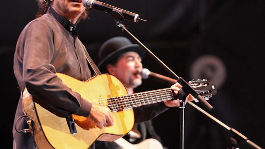 Imagen de archivo de los cantantes españoles Joan Manuel Serrat en primer plano y Joaquín Sabina.