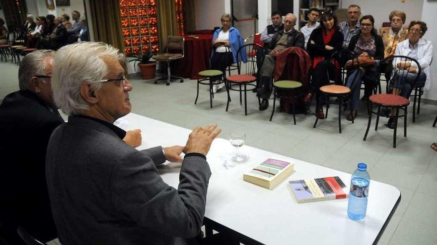 Víctor Freixanes durante una conferencia en Pontevedra. // Rafa Vázquez