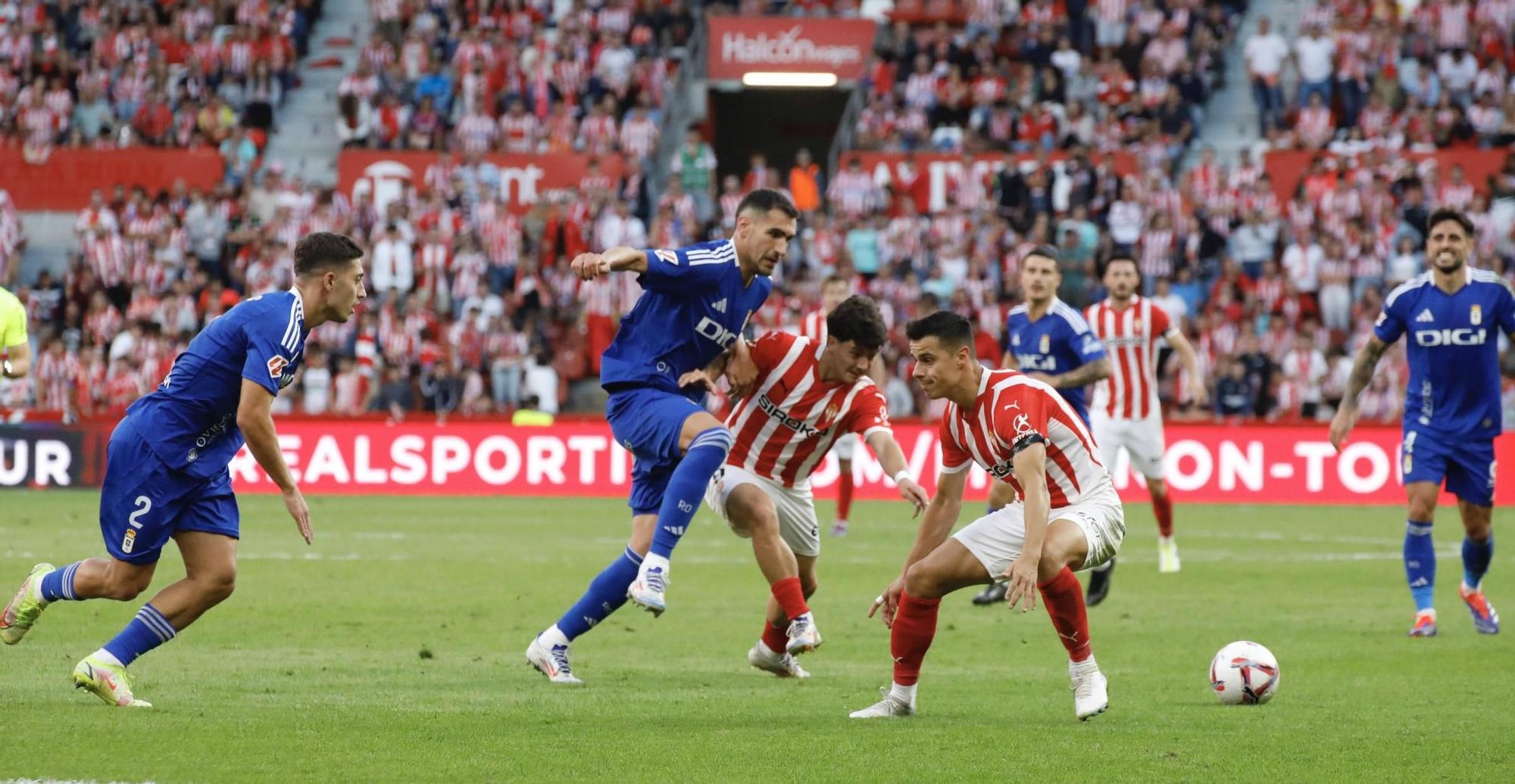 Derbi asturiano: las imágenes del partido entre el Sporting y el Oviedo en El Molinón