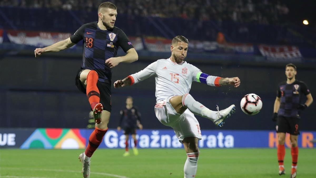 Sergio Ramos disputando un balón con Rebic en el Croacia - España