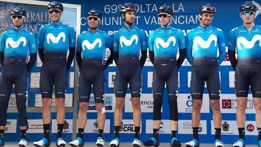 Rosón, tercer por la derecha, con el equipo Movistar ayer en el podio de presentación