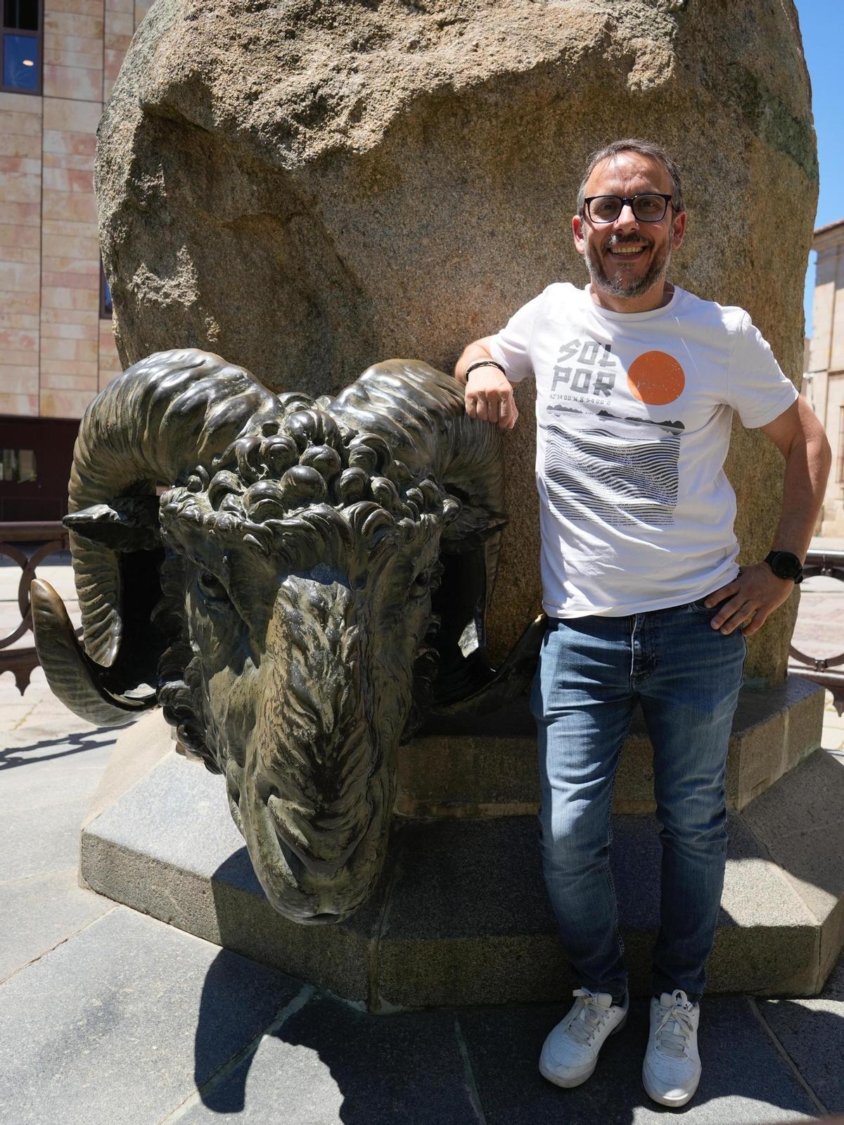 Félix Mojón, junto al carnero de la estatua de Viriato.
