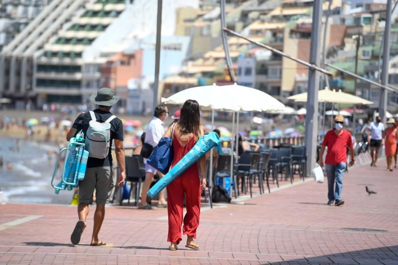 06-09-20  GRAN CANARIA. PLAYA DE LAS CANTERAS.  LAS PALMAS DE GRAN CANARIA. Reportaje de jóvenes y Covid por la ciudad. Fotos: Juan Castro.  | 06/09/2020 | Fotógrafo: Juan Carlos Castro