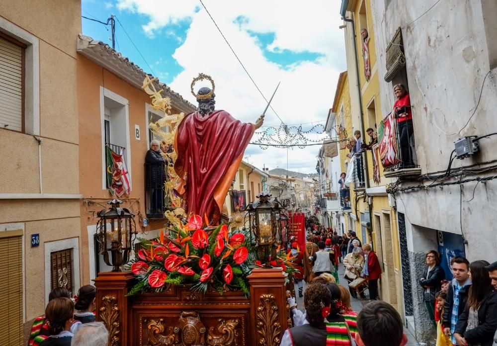 Las diez comparsas acompañan al santo en su tradicional bajada ante miles de vecinos que aguardan con emoción su paso