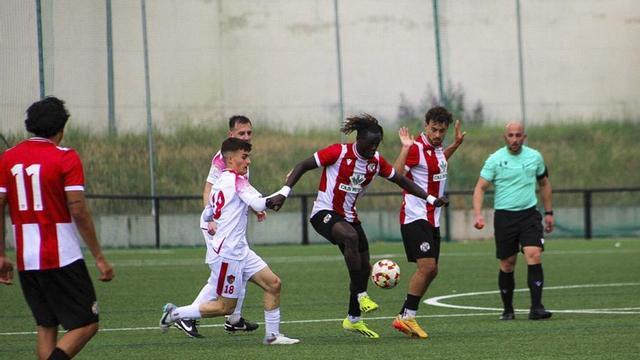 Dos momentos del derbi provincial entre Zamora B y CD Benavente disputado este domingo en el anexo del Ruta de la Plata. | A. P.