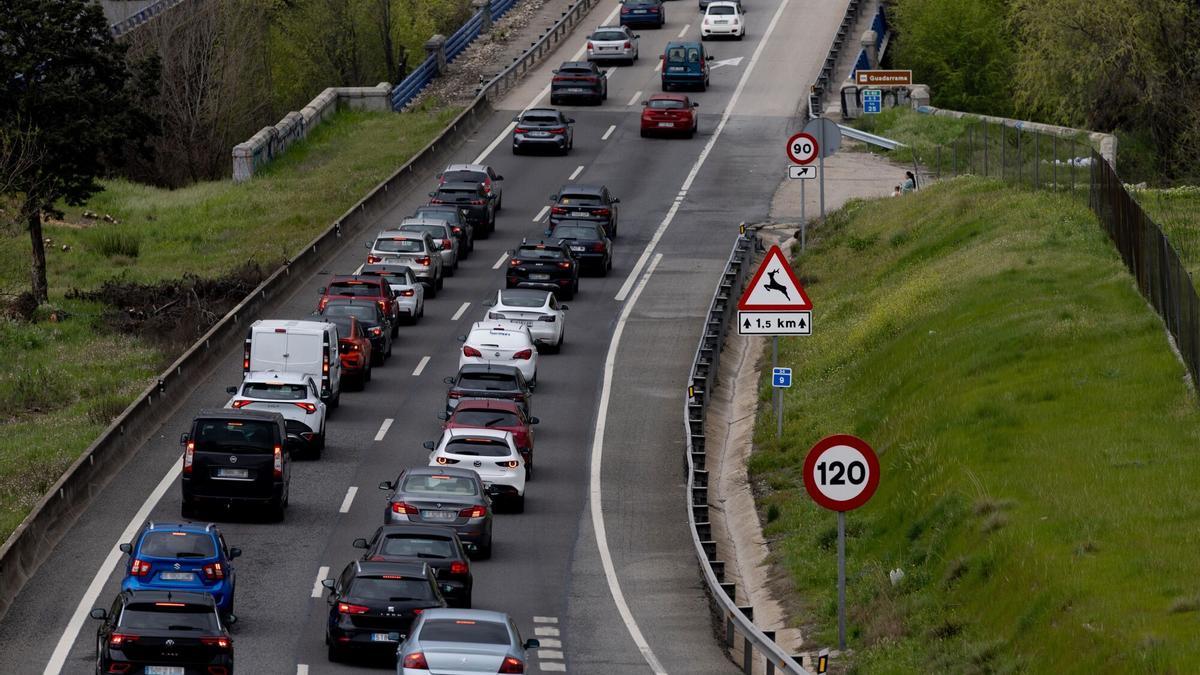 Varios vehículos circulan por la A-5, a 11 de abril de 2025