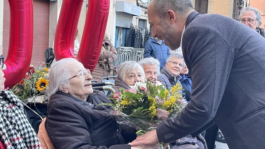 Festa sorpresa amb sardanes a la plaça Major de Manresa per celebrar els 100 anys de la tieta