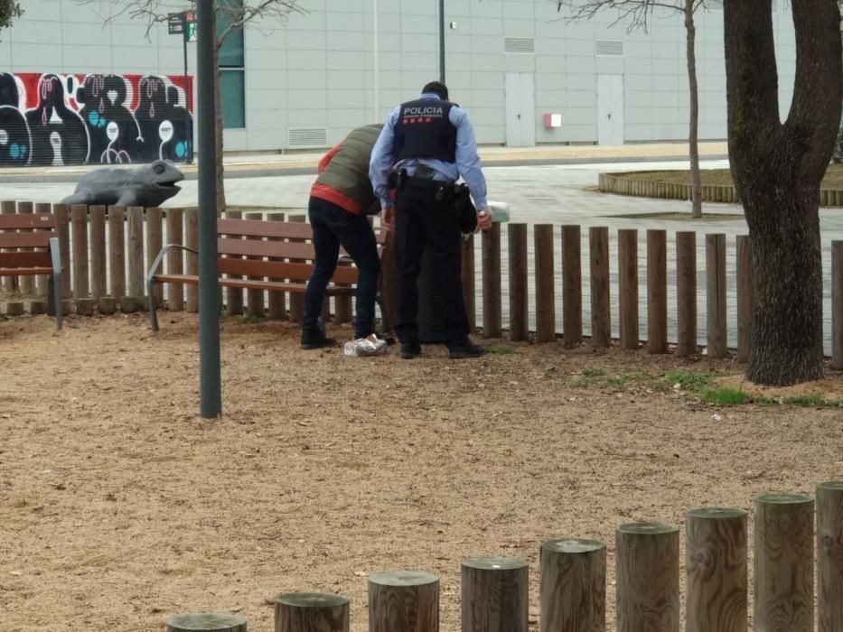 Desplegament de mossos al parc Central de Girona.